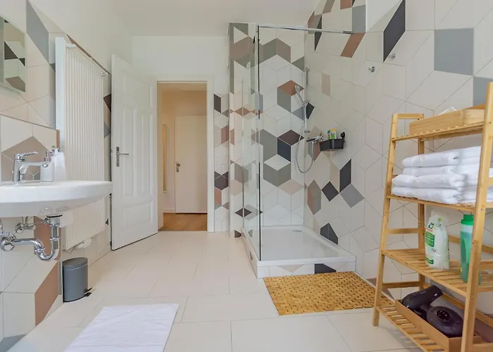 شقة Modernes - Zentral, Ruhig, Wlan, Netflix, Kueche, Schreibtisch, Parkplatz, Waschtrockner